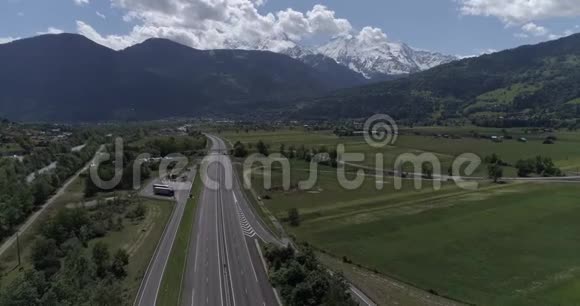 汽车和卡车的公路交通视频的预览图