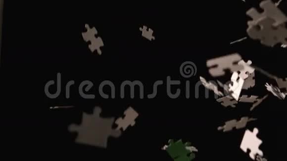 拼图碎片落在黑色背景上视频的预览图