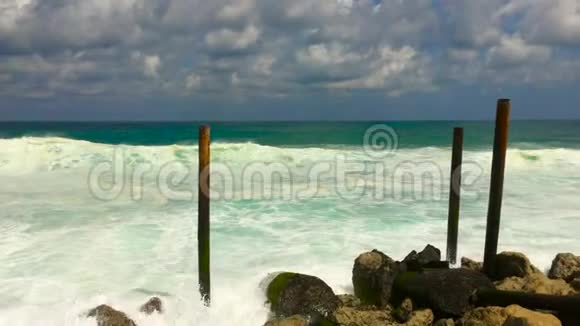 印度尼西亚巴厘岛上的美拉斯蒂海滩上的巨浪视频的预览图