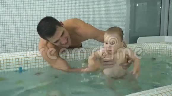 他在儿童泳池里给儿子洗澡视频的预览图
