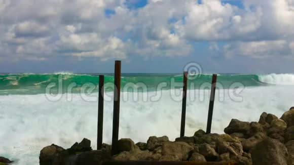 印度尼西亚巴厘岛上的美拉斯蒂海滩上的巨浪视频的预览图
