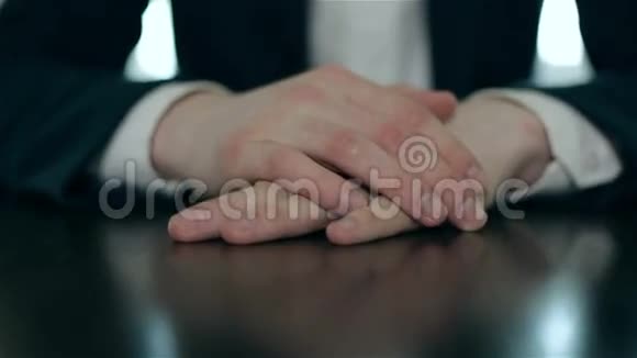 手和手指的运动视频的预览图