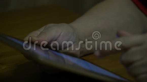 家中使用平板电脑的老年妇女4k视频的预览图