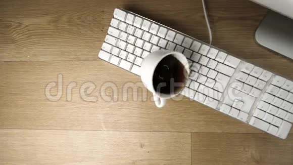 一杯茶洒在白色键盘上视频的预览图