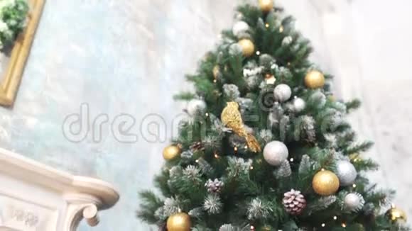 背景壁炉背景上有玩具的圣诞树视频的预览图