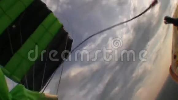 跳伞员在傍晚的天空跳伞云速度日落极限运动视频的预览图