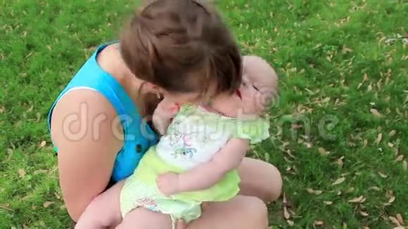 妈妈带着女儿在草地上视频的预览图
