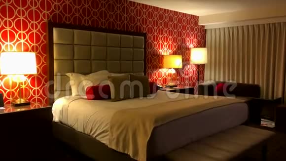 现代酒店卧室内部视频的预览图
