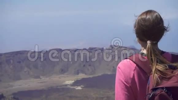 站在山顶的女孩视频的预览图