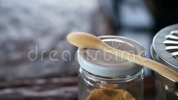 玻璃罐和木勺中的红糖视频的预览图
