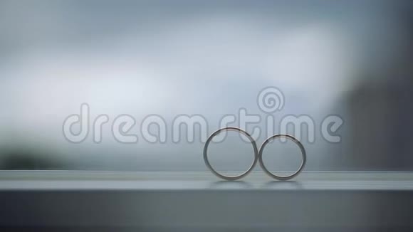 银婚戒指在窗口与阳光灯光照明宏观特写拍摄钻石珠宝视频的预览图
