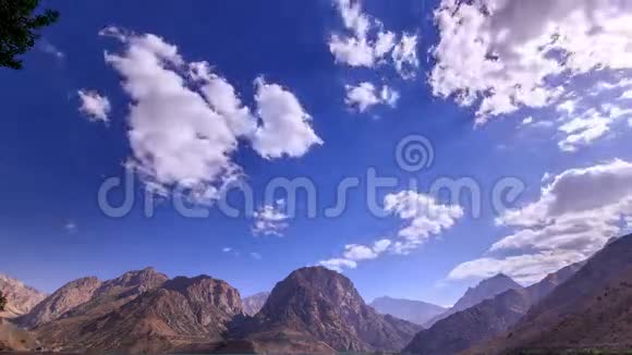 一个山湖上空的云塔吉克斯坦伊斯坎德视频的预览图
