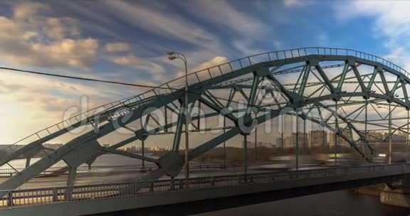 钢桥上的汽车交通视频的预览图