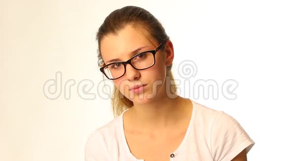 少女戴眼镜的肖像视频的预览图