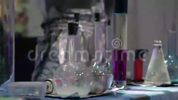 从事化学实验室研究的科学家视频的预览图