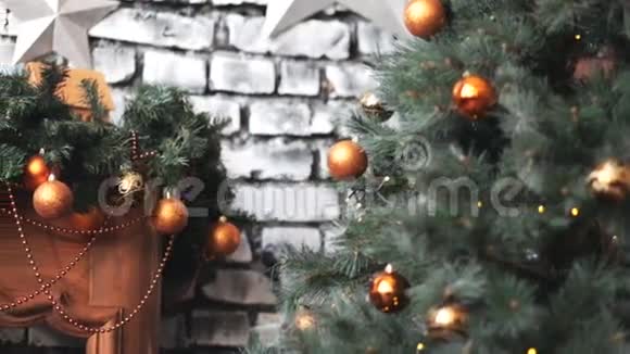 背景壁炉背景上有玩具的圣诞树视频的预览图