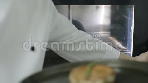 厨师正在烤架上烤牛排厨师烤肉肉上的迷迭香和大蒜把牛排翻过来视频的预览图