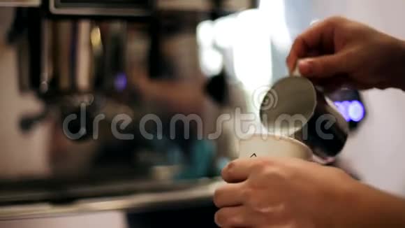 为第一位顾客做早上的卡布奇诺咖啡吧视频的预览图