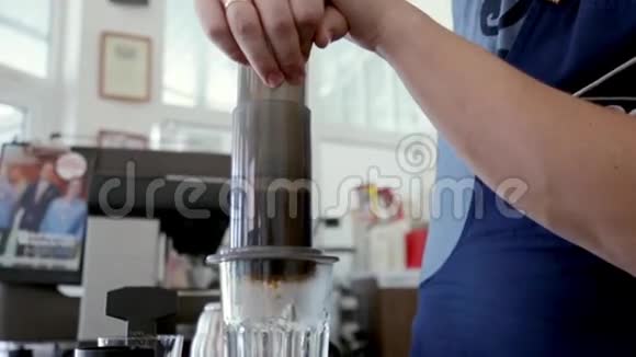 咖啡师用过滤器煮咖啡视频的预览图