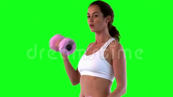 运动女性与哑铃一起锻炼视频的预览图