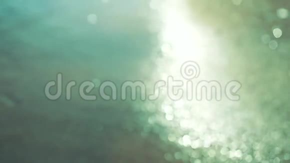 美丽的抽象的模糊的绿色海波在夕阳中缓慢的运动视频的预览图