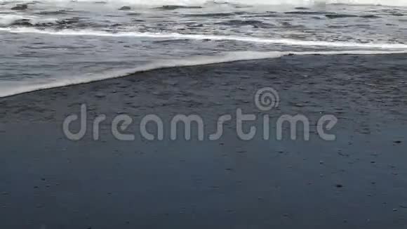 沙滩上的海浪和泡沫拍摄视频的预览图