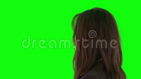 女人把头转向绿色的屏幕视频的预览图