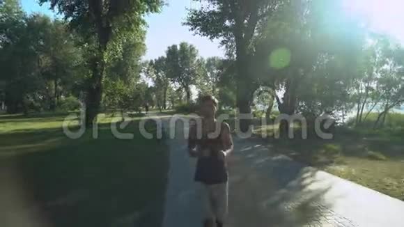 一个人在公园外面慢跑视频的预览图
