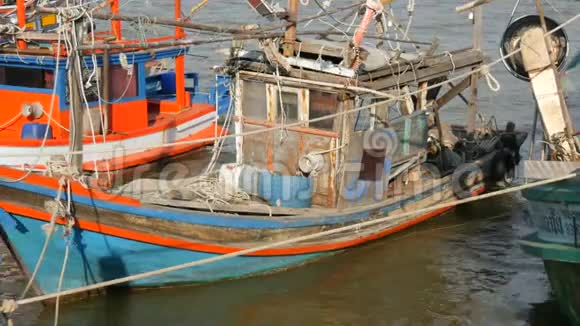 泰国帕塔亚2017年12月25日大量木制渔船停泊在码头视频的预览图