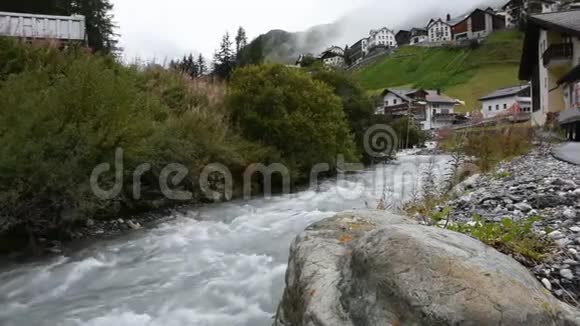 瑞士格劳本登阿尔卑斯山的河流和冰川中的水流视频的预览图