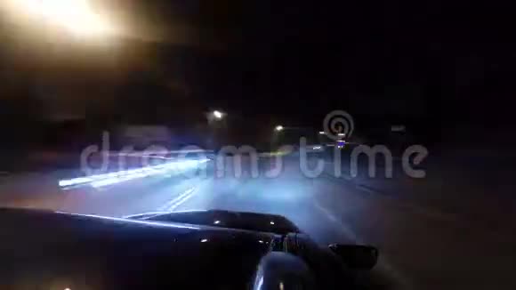 在夜路上快速行驶的汽车视频的预览图