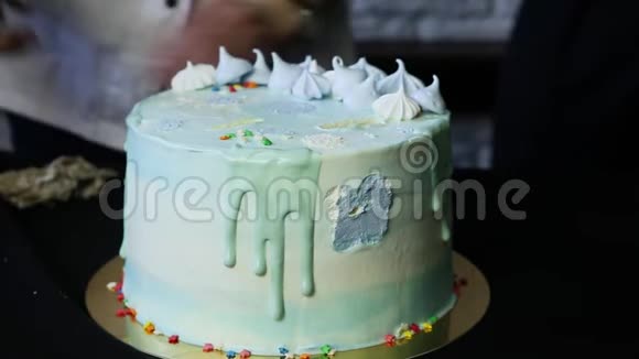 切下装饰的生日蛋糕视频的预览图