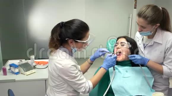 两个牙科医生的病人视频的预览图