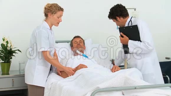 两位医生拜访了一位昏迷的病人视频的预览图
