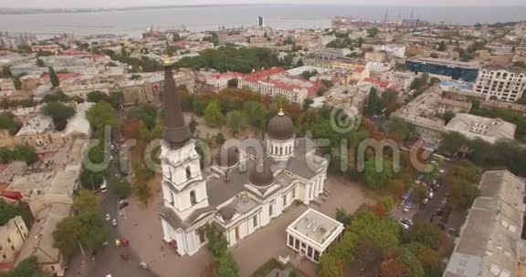 在敖德萨城上空飞行黑海小镇视频的预览图