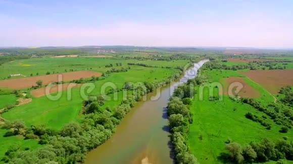 空中景观4K飞越美丽的河流空中摄影机拍摄景观全景视频的预览图