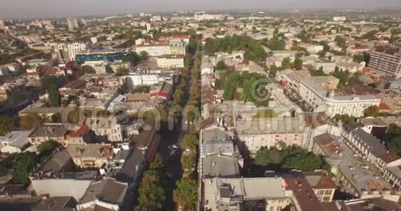 在敖德萨城上空飞行黑海小镇视频的预览图