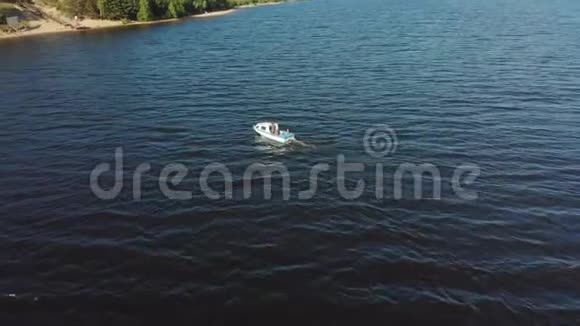 河上的游艇夏天空中射击视频的预览图