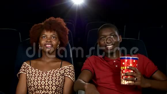 快乐的非裔美国人夫妇在看电影视频的预览图