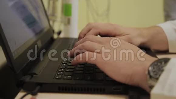 医生在诊所的电脑工作视频的预览图