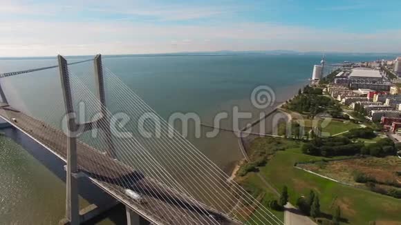 瓦斯科加马桥空中俯瞰里斯本葡萄牙视频的预览图