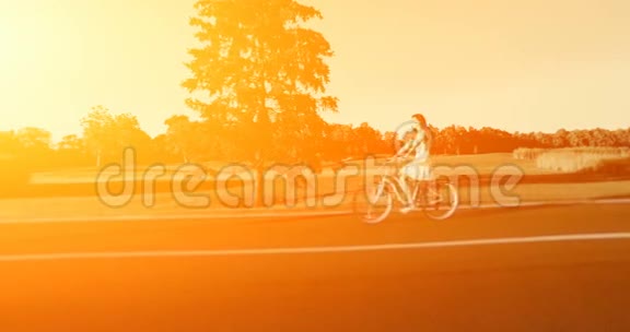漂亮女孩骑着老式自行车视频的预览图