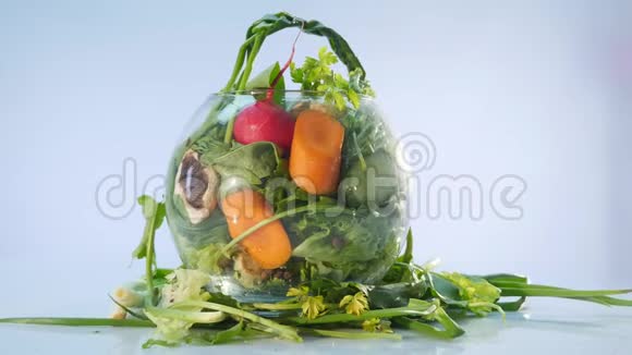 白色背景花瓶上的一大组蔬菜视频的预览图