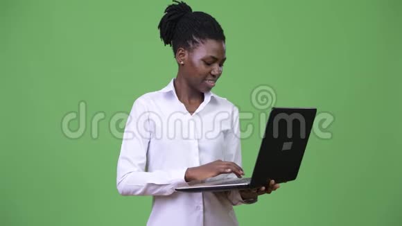 年轻漂亮的非洲女商人用笔记本电脑视频的预览图