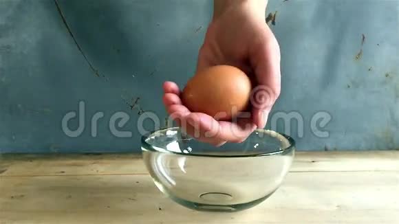 在玻璃碗里打碎鸡蛋慢动作视频的预览图