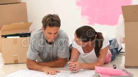 一对夫妇正在考虑他们的房间装修计划视频的预览图