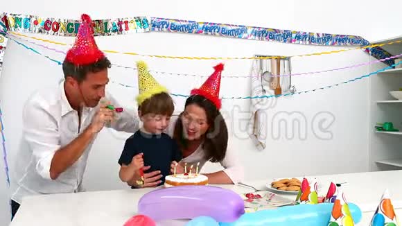 可爱的男孩为他的生日吹蜡烛视频的预览图