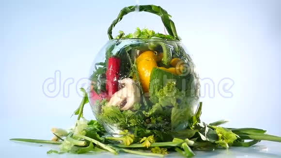 白色背景花瓶上的一大组蔬菜视频的预览图