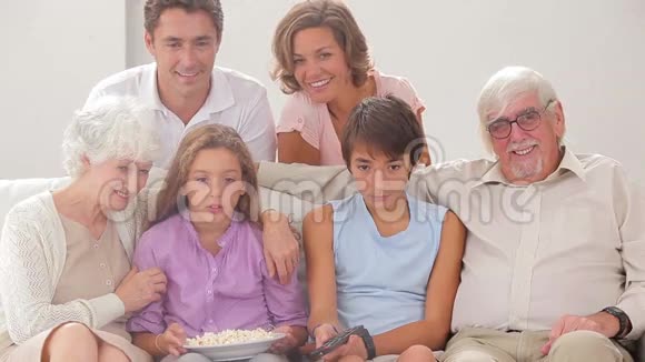 一家人在沙发上看电视视频的预览图
