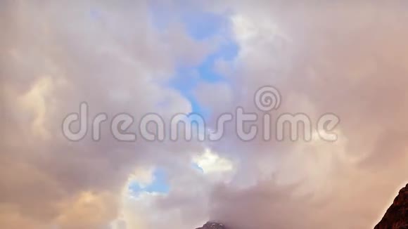 云粘在山上帕米尔塔吉克斯坦视频的预览图